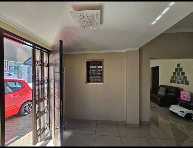 3 BEDROOM HOUSE FOR SALE IN MAYFAIR WEST